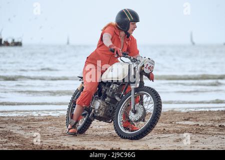 Margate, Kent, Royaume-Uni. 21st mai 2022. Motocycliste pendant la course Mile Beach 2022 à Margate Beach ( Credit: Gergo Toth/Alay Live News Banque D'Images