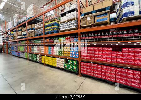 Victorville, CA, États-Unis – 18 mai 2022 : grande allée de boissons gazeuses exposées à l'épicerie de l'entrepôt à boîtes de Victorville, Californie. Banque D'Images