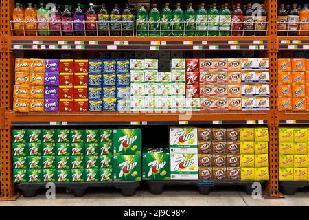 Victorville, CA, États-Unis – 18 mai 2022 : 7UP et autres variétés de sodas présentées sur l'étagère d'une grande épicerie à Victorville, Californie. Banque D'Images