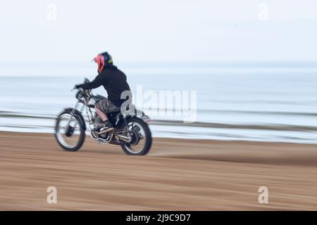 Margate, Kent, Royaume-Uni. 21st mai 2022. Motocycliste pendant la course Mile Beach 2022 à Margate Beach ( Credit: Gergo Toth/Alay Live News Banque D'Images