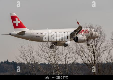 Zurich, Suisse, 24 février 2022 Swiss International Airlines Airbus A320-271N approche finale sur la piste 14 Banque D'Images