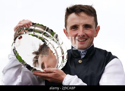 Le Jockey gagnant Chris Hayes célèbre après avoir guidé des chansons sans-abri pour gagner les Tattersalls Irish 1 000 Guinéas (Groupe 1) pendant le troisième jour du festival irlandais de Tattersalls Guinéas à l'hippodrome de Curragh dans le comté de Kildare, en Irlande. Date de la photo: Dimanche 22 mai 2022. Banque D'Images