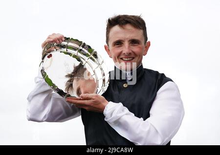 Le Jockey gagnant Chris Hayes célèbre après avoir guidé des chansons sans-abri pour gagner les Tattersalls Irish 1 000 Guinéas (Groupe 1) pendant le troisième jour du festival irlandais de Tattersalls Guinéas à l'hippodrome de Curragh dans le comté de Kildare, en Irlande. Date de la photo: Dimanche 22 mai 2022. Banque D'Images