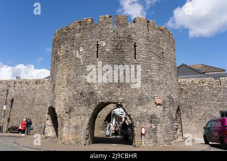 Les cinq Arches, construites par les Normands au 13th siècle, font partie d'un portier original à la porte sud-ouest de la ville balnéaire de Tenby, pays de Galles Banque D'Images