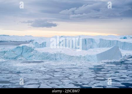 Icebergs à l'embouchure du glacier Kangia à Ilulissat, dans l'ouest du Groenland. Banque D'Images