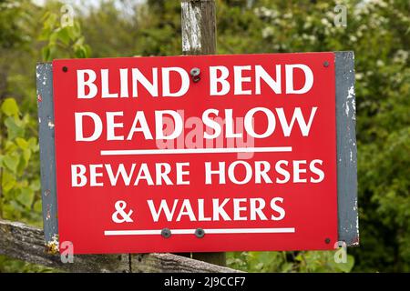 « Blind Bend, Dead Slow » lit un panneau à Sunderland, en Angleterre. Il avertit les gens de faire attention aux chevaux et aux marcheurs. Banque D'Images