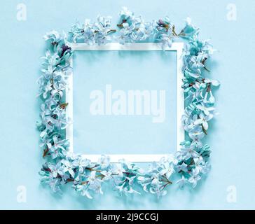 Composition florale avec cadre blanc Banque D'Images