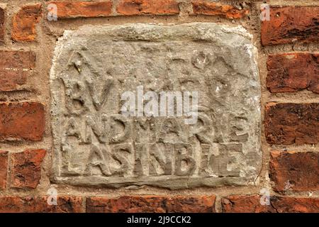 Plaque temporelle sur Bull Wynd à Darlington, comté de Durham, Angleterre. Le lettrage de la plaque intégrée au mur a été endommagé. Banque D'Images