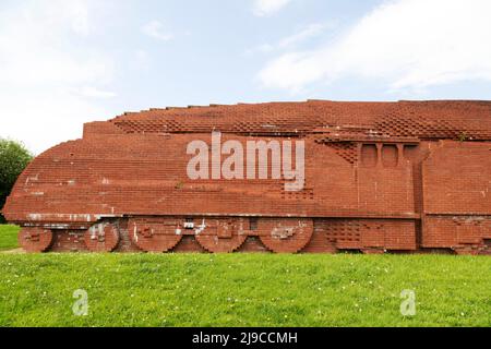 Darlington Brick train à Darlington, comté de Durham, Angleterre. La sculpture en maçonnerie représente une locomotive Mallard à grande vitesse. Banque D'Images