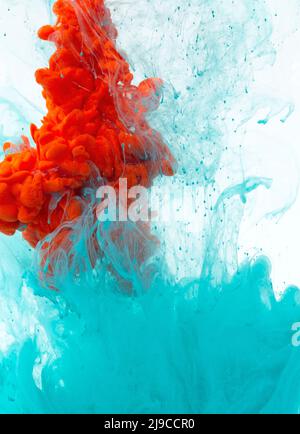 Couleurs acryliques rouges et bleues dans l'eau Banque D'Images