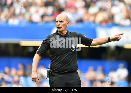 LONDRES, ROYAUME-UNI. MAI 22nd l'arbitre Mike Dean en action pendant le match de la Premier League entre Chelsea et Watford au pont Stamford, Londres, le dimanche 22nd mai 2022. (Credit: Ivan Yordanov | MI News) Credit: MI News & Sport /Alay Live News Banque D'Images