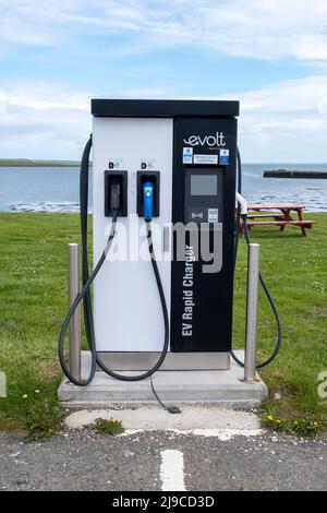 Station de charge rapide pour véhicule électrique, Finstown, Orkney, Écosse. Banque D'Images