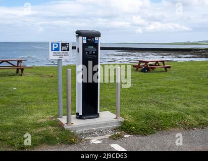 Station de charge rapide pour véhicule électrique, Finstown, Orkney, Écosse. Banque D'Images