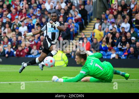 Burnley, Royaume-Uni. 22nd mai 2022. Nick Pope #1 de Burnley sauve un coup d'Allan Saint-Maximin #10 de Newcastle United à Burnley, Royaume-Uni le 5/22/2022. (Photo de Conor Molloy/News Images/Sipa USA) crédit: SIPA USA/Alay Live News Banque D'Images