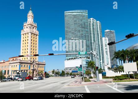 La vue un carrefour et historique Freedom Tower gratte-ciel dans le centre-ville de Miami (Floride). Banque D'Images