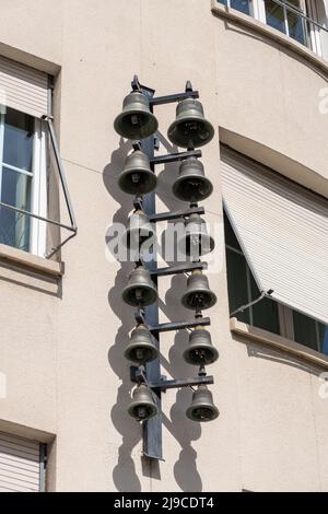 Chur, Suisse, 11 avril 2022 des petites cloches sont accrochées sur une façade dans le centre-ville Banque D'Images