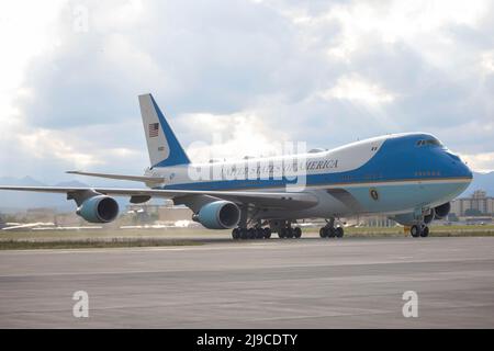 Fussa, Japon. 22nd mai 2022. LE président AMÉRICAIN Joe Biden arrive à bord de l'Air Force One à la base aérienne de Yokota pour sa visite de deux jours au Japon. Après une visite en Corée du Sud, le président est arrivé au Japon. Joe Biden est en tournée pour renforcer l'alliance en Asie. Crédit : SOPA Images Limited/Alamy Live News Banque D'Images