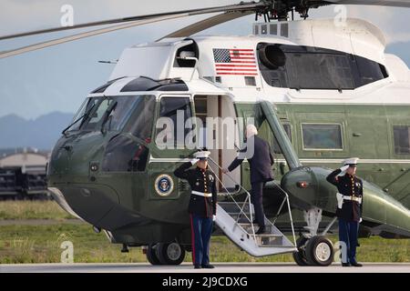 Fussa, Japon. 22nd mai 2022. LE président AMÉRICAIN Joe Biden monte à bord de l'hélicoptère de l'US Air Force après avoir atterri à la base aérienne de Yokota pour sa visite de deux jours au Japon. Après une visite en Corée du Sud, le président est arrivé au Japon. Joe Biden est en tournée pour renforcer l'alliance en Asie. Crédit : SOPA Images Limited/Alamy Live News Banque D'Images