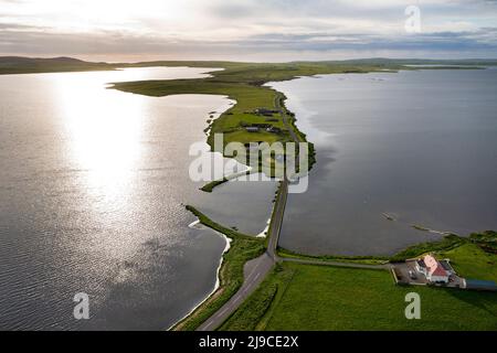 Vue aérienne du site archéologique de Ness of Brodgar situé entre le Loch Stenness (à gauche) et le Loch Harray, West Mainland, Orkney Islands, Écosse. Banque D'Images
