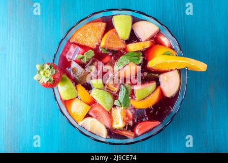 Bol avec sangria, avec des morceaux de fruits, de menthe et de glace. Banque D'Images