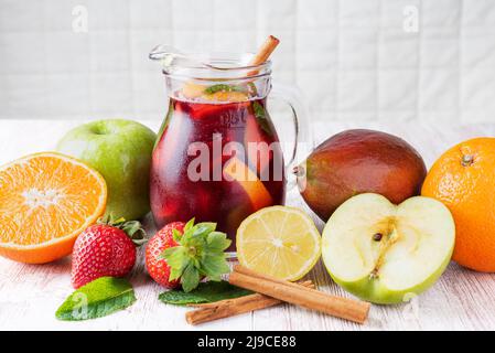 Pot avec sangria, une boisson typiquement espagnole, avec les fruits utilisés dans sa préparation. Banque D'Images