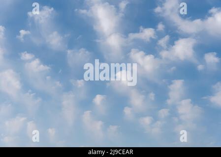 Fond de nuages blancs dans un ciel bleu. Banque D'Images