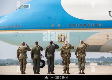 Pyeongtaek, Corée du Sud. 22nd mai 2022. Les hauts dirigeants militaires américains saluent Air Force One, qui porte le président Joe Biden, au départ de la base aérienne d'Osan après sa visite de deux jours en Corée du Sud, le 22 mai 2022 à Pyeongtaek, en Corée du Sud. Crédit : SRA Allison Payne/États-Unis Air Force/Alamy Live News Banque D'Images