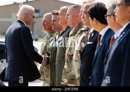 Pyeongtaek, Corée du Sud. 22nd mai 2022. Le président américain Joe Biden, donne ses puits de fer à des hauts dirigeants militaires alors qu'il arrive à la base aérienne d'Osan pour le départ de la Force aérienne One après sa visite de deux jours en Corée du Sud, le 22 mai 2022 à Pyeongtaek, en Corée du Sud. Crédit : SRA Allison Payne/États-Unis Air Force/Alamy Live News Banque D'Images