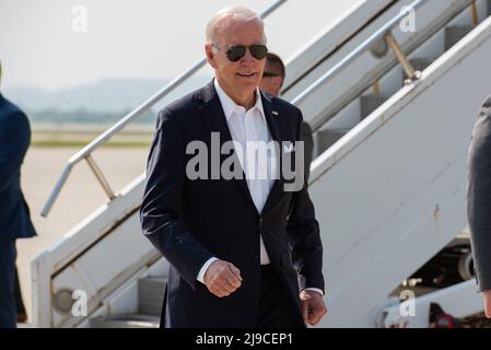 Pyeongtaek, Corée du Sud. 22nd mai 2022. Le président américain Joe Biden arrive à la base aérienne d'Osan pour un départ sur la Force aérienne un après sa visite de deux jours en Corée du Sud, le 22 mai 2022 à Pyeongtaek, en Corée du Sud. Crédit : SRA Allison Payne/États-Unis Air Force/Alamy Live News Banque D'Images