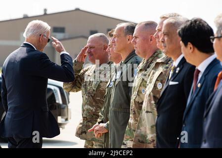 Pyeongtaek, Corée du Sud. 22nd mai 2022. Le président américain Joe Biden, salue les hauts responsables militaires lorsqu'il arrive à la base aérienne d'Osan pour un départ sur la Force aérienne One après sa visite de deux jours en Corée du Sud, le 22 mai 2022 à Pyeongtaek, en Corée du Sud. Crédit : SRA Allison Payne/États-Unis Air Force/Alamy Live News Banque D'Images