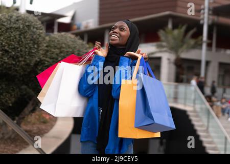 Un client musulman rit dans la rue Banque D'Images