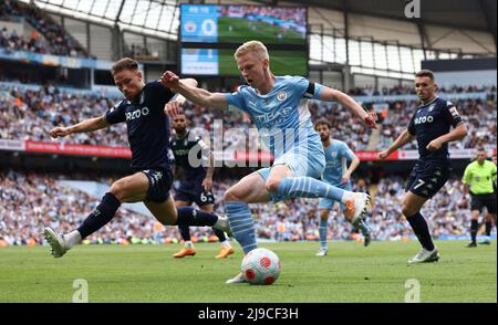 Manchester, Royaume-Uni. 22nd mai 2022. Matty Cash de Aston Villa et Oleksandr Zinchenko de Manchester City pendant le match de la Premier League au Etihad Stadium de Manchester. Crédit photo à lire : Darren Staples/Sportimage crédit : Sportimage/Alay Live News Banque D'Images