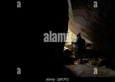 Jeune homme debout seul à l'intérieur de la montagne Banque D'Images