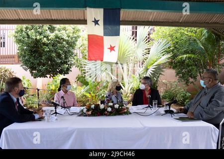 Panama, Panama. 21st mai 2022. La première dame des États-Unis, Jill Biden, au centre, discute avec le Dr Orlando Quintero, co-fondateur de Probisida, à droite, lors d'une visite à la Maison du bon Samaritain, un refuge qui abrite les personnes vivant avec le VIH/sida, le 21 mai 2022, à Panama City, Panama. Biden est le deuxième arrêt d'une excursion de six jours en Amérique latine. Crédit : Cameron Smith/White House photo/Alay Live News Banque D'Images