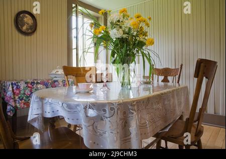 Table et chaises anciennes dans la salle à manger à l'intérieur de la maison de style cottage Canadiana datant de 1850. Banque D'Images