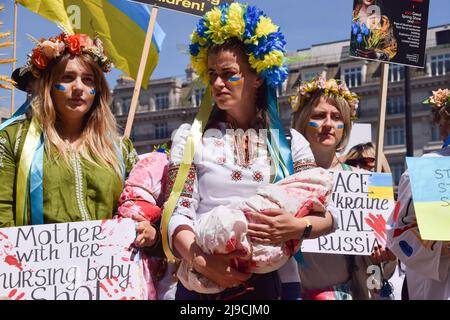 Londres, Royaume-Uni. 22nd mai 2022. Manifestants à Marble Arch. Des foules ont défilé de Hyde Park à l'ambassade de Russie à Londres pour appeler la communauté internationale à aider à sauver les enfants en Ukraine et pour protester contre les atrocités qui auraient été commises par les forces russes. Credit: Vuk Valcic/Alamy Live News Banque D'Images