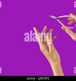 Les mains des femmes soignées sont dotées d'un motif à ongles tendance qui tient les coupe-ongles sur fond violet Banque D'Images
