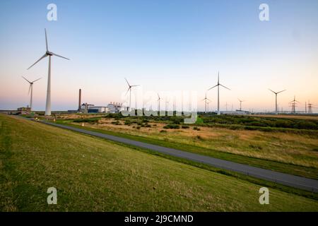 Un après-midi ensoleillé sur une digue à Eemshaven, aux pays-Bas Banque D'Images