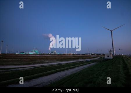 Un après-midi ensoleillé sur une digue à Eemshaven, aux pays-Bas Banque D'Images