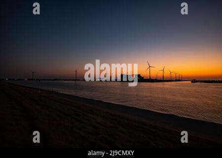 Un après-midi ensoleillé sur une digue à Eemshaven, aux pays-Bas Banque D'Images