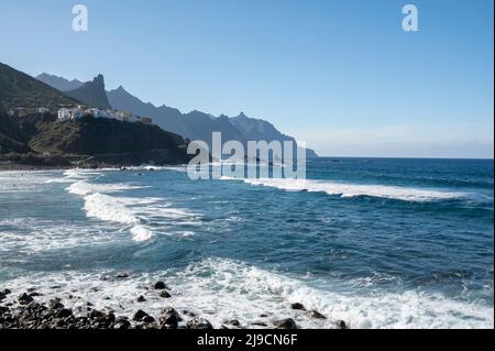 Vue panoramique sur les rochers de lave de la laya de Almaciga et bleu océan Atlantique, parc national d'Anaga près du village de Tanagana, au nord de Ténérife, île des Canaries Banque D'Images