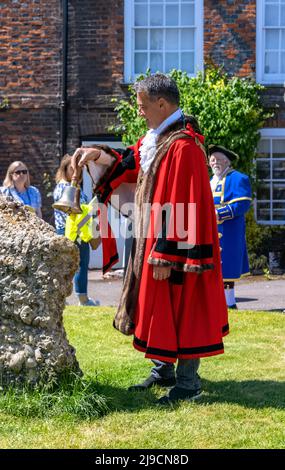 Le maire de St. Albans Cllr Edgar Hill sonnant la cloche à Puddingstone, Kingsbury Mill St. Albans Hertfordshire - battant les Bounds 2022 Banque D'Images