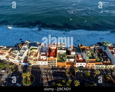 Vue aérienne sur les maisons colorées et les rochers de lave noire dans le petit village de pêcheurs de Punta Brava près de Puerto de la Cruz, Tenerife, îles Canaries au lever du soleil Banque D'Images