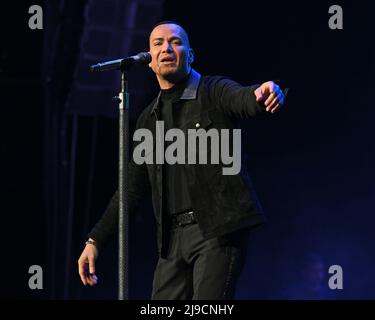 Sunrise FL, États-Unis. 21st mai 2022. Víctor Manuelle se produit lors du concert Amor A la Musica à la FLA Live Arena le 21 mai 2022 à Sunrise, Floride. Crédit : Mpi04/Media Punch/Alamy Live News Banque D'Images