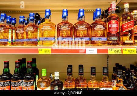 Samara, Russie - 21 mai 2022 : divers whisky scotch sur le plateau dans un supermarché. Diverses boissons alcoolisées fortes en bouteille Banque D'Images