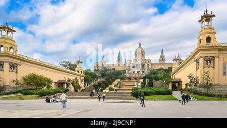 Barcelone, Espagne. Vue sur la Plaza de Espanya et Palau de Montjuich - Musée national d'art catalan MNAC sur la montagne Montjuic. Palaos Nacional Banque D'Images