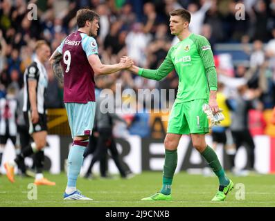 Le Wout Weghorst de Burnley et le gardien de but Nick Pope réagissent à la relégation au championnat Sky Bet à la suite du match de la Premier League à Turf Moor, Burnley. Date de la photo: Dimanche 22 mai 2022. Banque D'Images