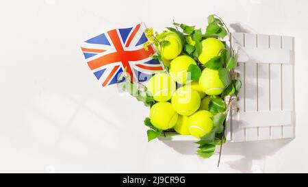 Balles de tennis dans une boîte en bois et le drapeau de la Grande-Bretagne Banque D'Images