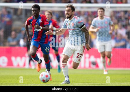 LONDRES, ROYAUME-UNI. MAI 22nd Alex Telles de Manchester United contrôle le ballon lors du match de la Premier League entre Crystal Palace et Manchester United à Selhurst Park, Londres, le dimanche 22nd mai 2022. (Credit: Federico Maranesi | MI News) Credit: MI News & Sport /Alay Live News Banque D'Images