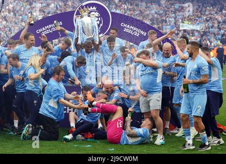 Fernandinho de Manchester City lève le trophée Premier League à la suite du match de la Premier League au Etihad Stadium de Manchester. Date de la photo: Dimanche 22 mai 2022. Banque D'Images